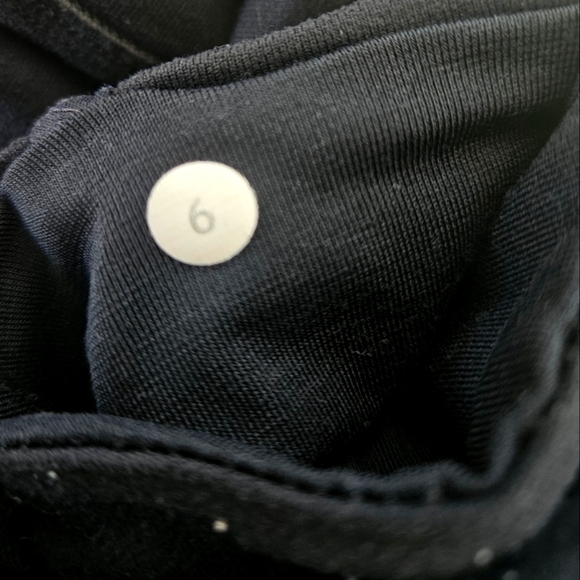 Lululemon crop, older style, luon fabric sz.6, high-waisted, with gold snaps - Picture 3 of 4